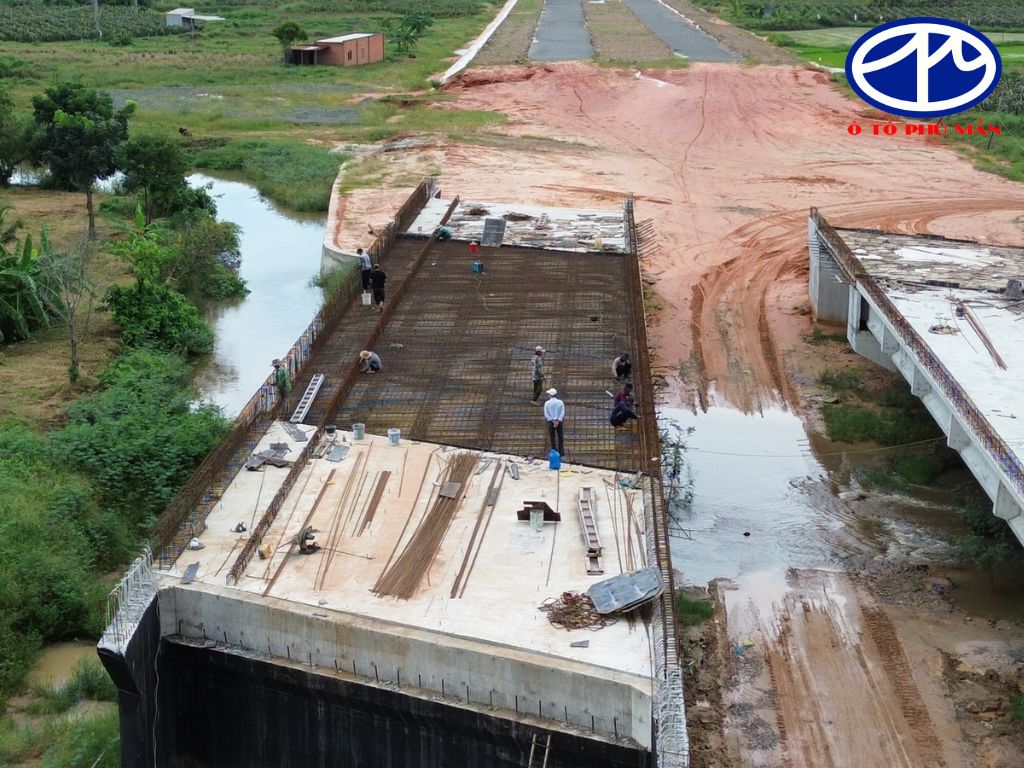Thi công cầu trên tuyến đường nối cao tốc Phan Thiết - Dầu Giây.