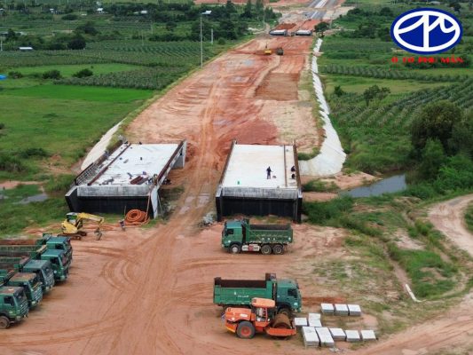 Nhiều thiết bị, xe ben, xe lu,... đang nằm chờ để thi công