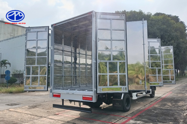 Thùng xe gồm 3 bửng thuận tiện cho việc xếp dỡ hàng hóa