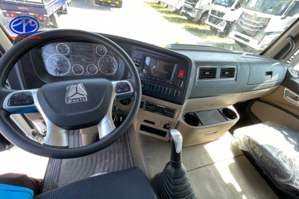 Cabin xe tải HOWO 3 chân được trang bị đầy đủ tiện nghi hiện đại