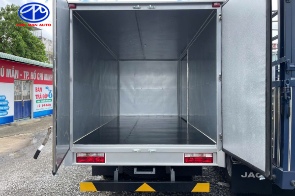 Thùng xe dài 4m3 rộng 2m cho phép vận chuyển đa dạng hàng hóa