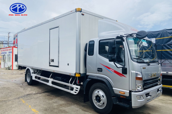 Ngoại thất xe tải JAC N900s thùng bảo ôn được thiết kế hiện đại, sang trọng