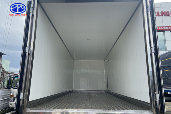 Thùng xe làm từ chất liệu cao cấp, tải trong chuyên chở 8850kg