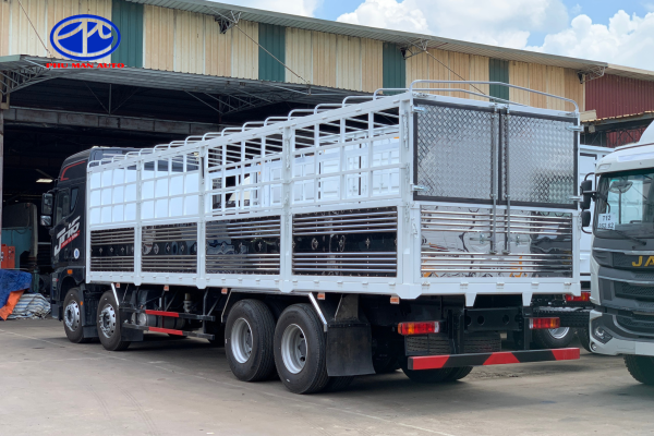 Xe tải FAW 4 chân có động cơ mạnh mẽ vượt trội