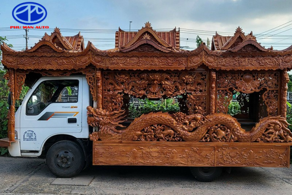 Xe tang lễ có hình tượng con rồng uy nghiêm, mang ý nghĩa thiêng liêng
