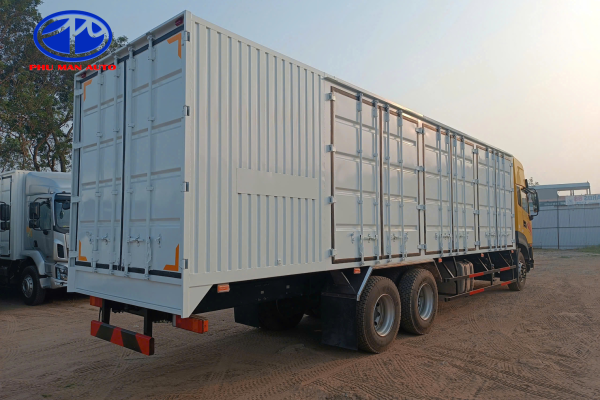 Thùng xe có kết cấu chắc chắn, chịu lực tốt
