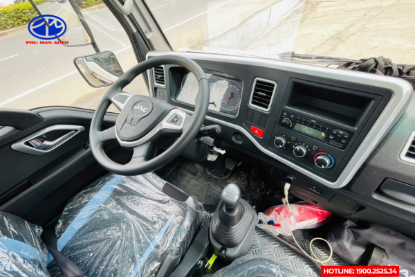 Xe được trang bị ghế ngồi êm ái, cùng đây đủ tiện ích giải trí
