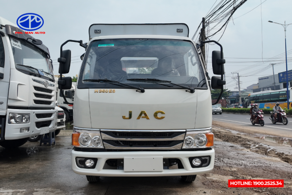 Mặt xe thiết kế lưới tản nhiệt crom cùng hệ thống đèn chiếu sáng