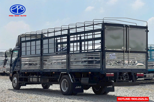 Thùng xe chắc chắn được thiết kế với nhiều bửng hai bên linh hoạt trong việc bốc dỡ hàng hóa