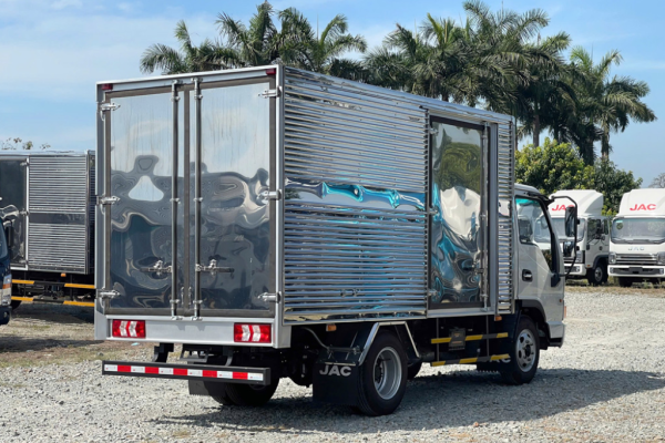 Thùng xe được thiết kế tối ưu, chở đa dạng các loại hàng hóa