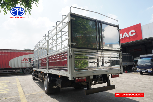 Thùng xe được thiết kế cứng cáp, chắc chắn, đảm bảo vận chuyển hàng hóa đường trường