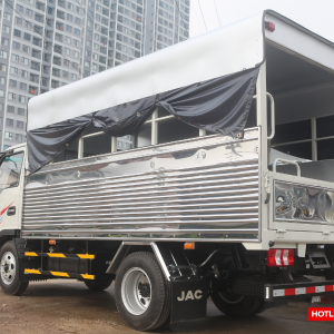 Xe có khung gầm chắc chắn, giúp xe di chuyển ổn định trên mọi địa hình