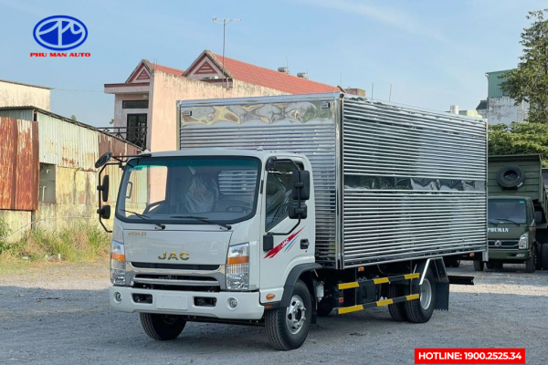 Xe có ngoại thất ấn tượng, kết hợp cũng đầu cabin thiết kế thế hệ mới