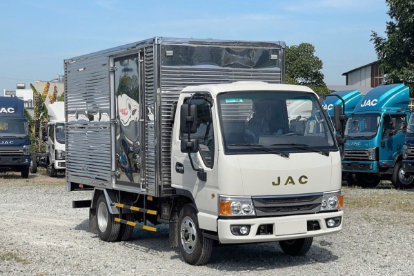 Xe có ngoại thất cứng cáp, hiện đại và an toàn