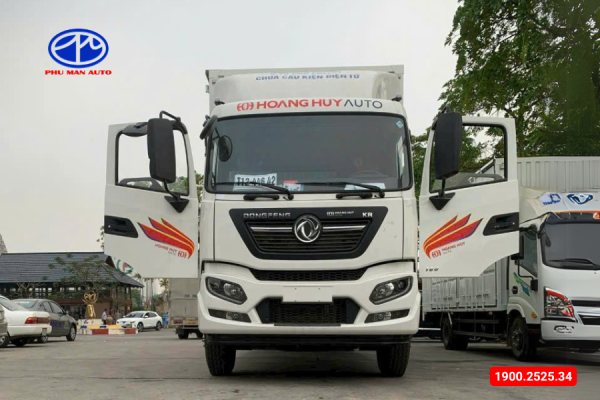 Cabin xe hiện đại cùng gương chiếu hậu bản lớn