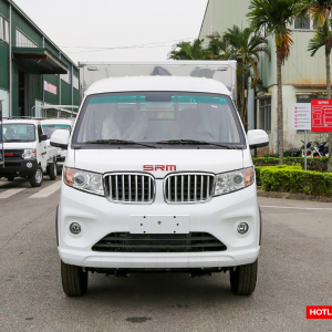 Mặt ca lăng với logo đỏ nổi bật tại vị trí trung tâm xe