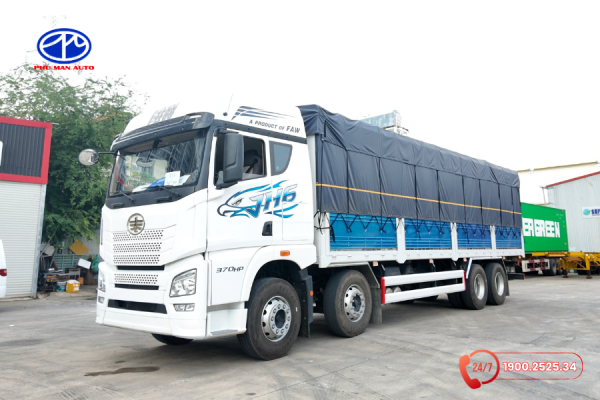 Ngoại thất được nâng cấp hiện đại với logo đại bàng mạnh mẽ