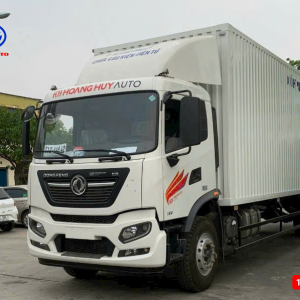 Xe có kích thước dài, cao cùng lớp sơn màu trắng tiêu chuẩn