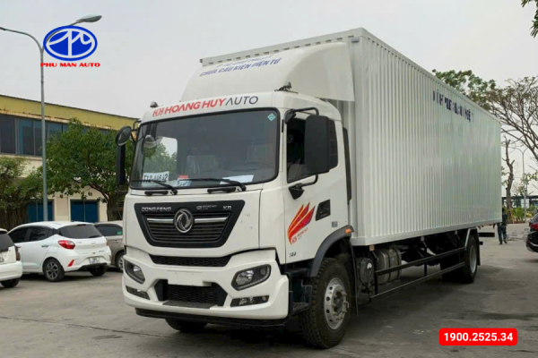 Xe có kích thước dài, cao cùng lớp sơn màu trắng tiêu chuẩn