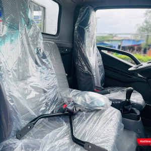 Xe được trang bị hàng ghế lái bọc nỉ êm ái