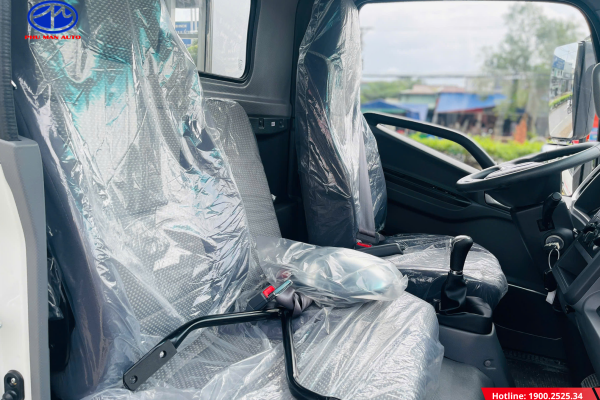 Xe được trang bị hàng ghế lái bọc nỉ êm ái