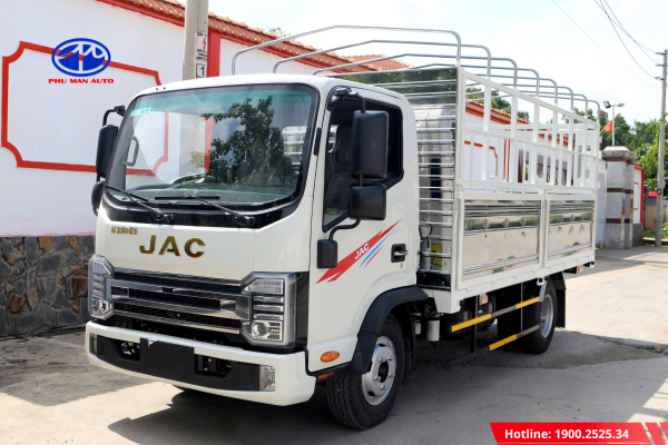 Xe được thiết kế hiện đại, thẩm mĩ, logo mạ crom sáng bóng