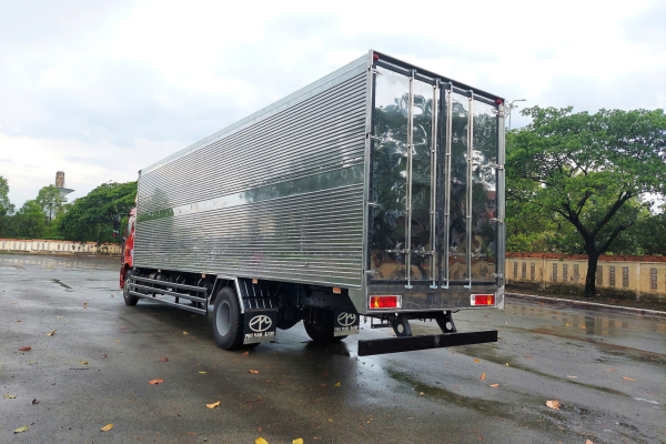 Vách thùng xe được thiết kế chiều cao vượt trội