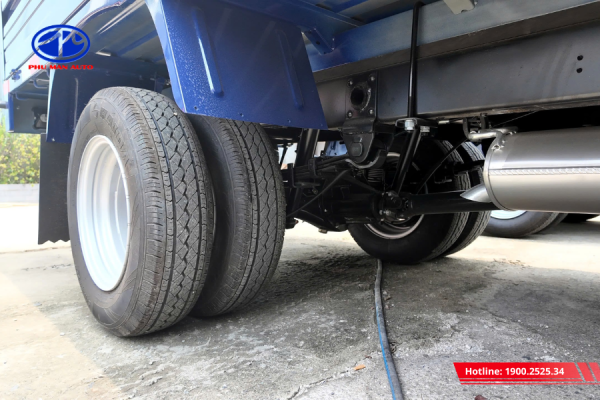 Xe được thiết kế hàng bánh đôi không xăm, bền bỉ