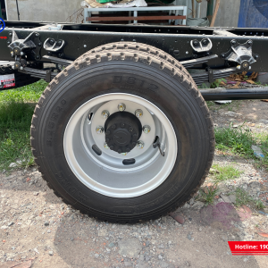 Xe được trang bị hàng lốp xe bền bỉ và gầm xe cao