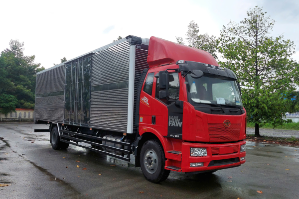 Xe FAW J6L có ngoại thất hiện đại, mạnh mẽ, chuyên nghiệp