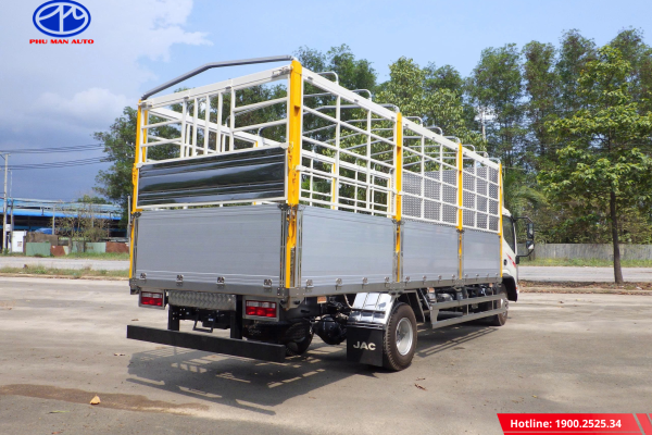 Xe được trạng bị bửng nhôm chống rỉ cao cấp, bền bỉ