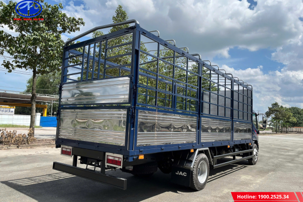 Thùng xe được làm từ vật liệu chắc chắn, bền bỉ