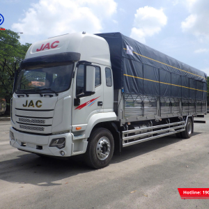 Ngoại thất xe hiện đại, logo JAC mạ nhôm nổi bật