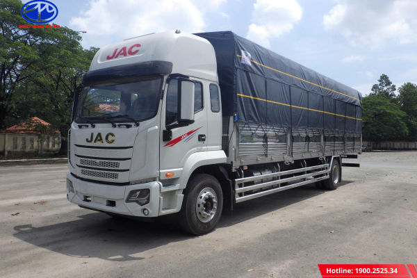 Ngoại thất xe hiện đại, logo JAC mạ nhôm nổi bật