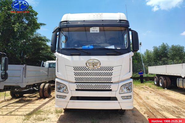 Cabin xe thiết kế vuông vức, cao ráo, giảm sức gió