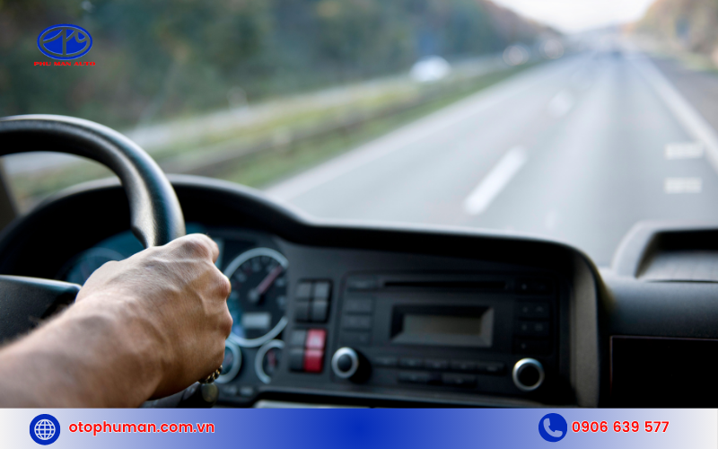 Tài xế phải kiếm soát tốc độ phù hợp khi lái xe chở hàng