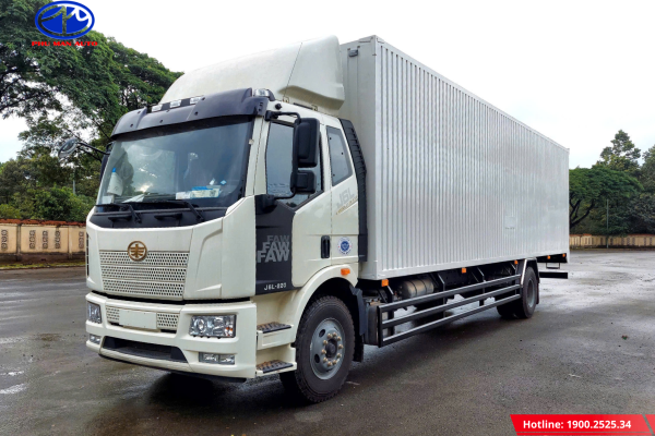 Ngoại thất xe mạnh mẽ, đường nét cứng cáp