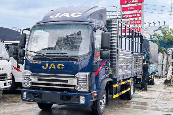 Ngoại thất xe được trang bị đầy đủ, phục vụ tài xế đường dài