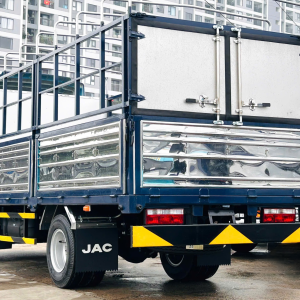 Thùng xe được thiết kế rộng rãi, chắc chắn, chở đa dạng hàng hóa