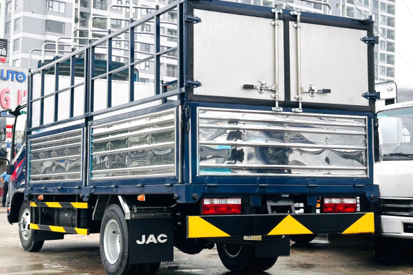 Thùng xe được thiết kế rộng rãi, chắc chắn, chở đa dạng hàng hóa