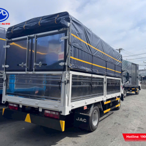 Thùng xe rộng rãi, phủ bạt chất lượng