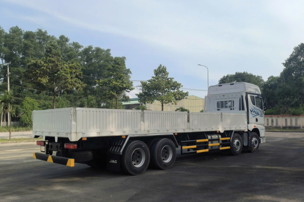 Thùng xe được thiết kế dài, cấu trúc chắc chắn