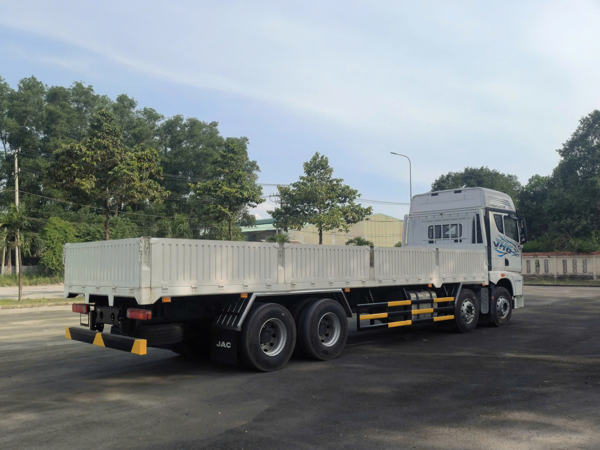 Thùng xe được thiết kế dài, cấu trúc chắc chắn