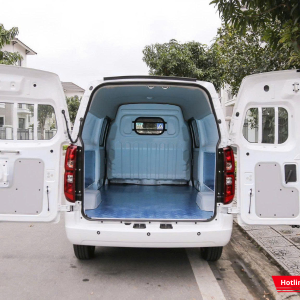 Cửa sau mở hai cánh, giúp bốc dỡ hàng hóa thuận tiện