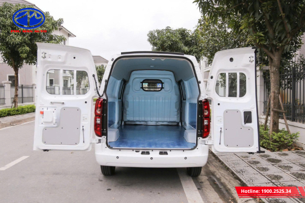 Cửa sau mở hai cánh, giúp bốc dỡ hàng hóa thuận tiện