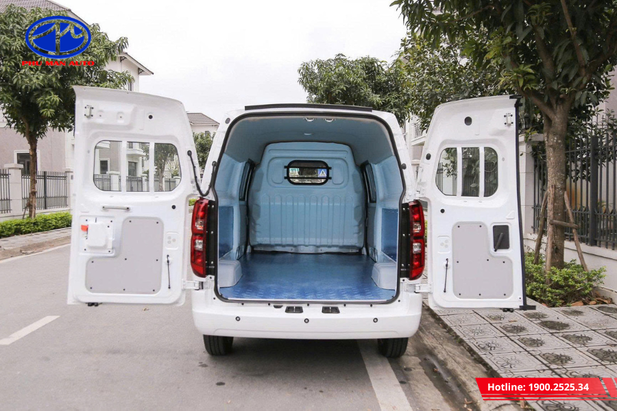 Cửa sau mở hai cánh, giúp bốc dỡ hàng hóa thuận tiện