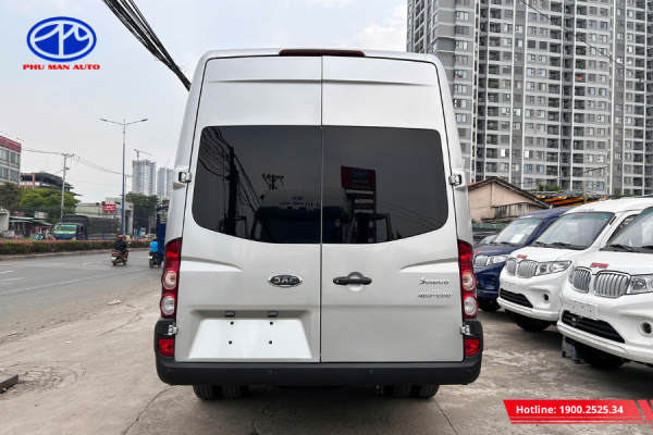 Thiết kế cửa sau mở hai bên, thuận tiện để sắp xếp hành lý đi đường