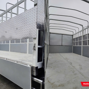 Thùng được thiết kế mở bửng linh hoạt, bốc dỡ hàng hóa dễ dàng