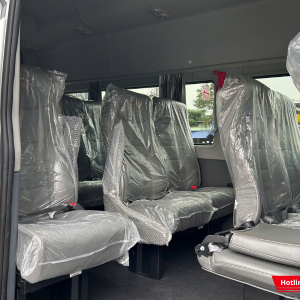 Xe được trang bị hàng ghế ngồi cao cấp, êm ái trên mọi hành trình