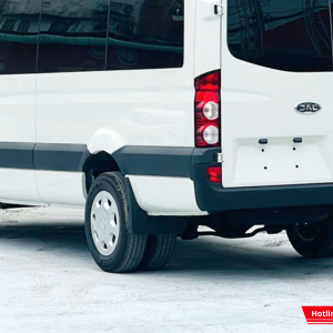 Trang bị lốp đôi bền bỉ, bám đường tốt